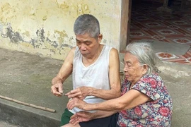 Xúc động khoảnh khắc cụ ông 90 tuổi chăm sóc vợ 92 