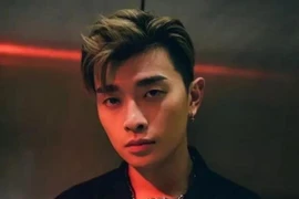 Nam ca sĩ bị tố "quan hệ" với 73 phụ nữ, lộ ảnh nóng