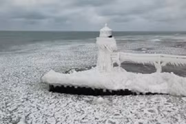 Video: Ngọn hải đăng đóng băng tạo nên khung cảnh tuyệt đẹp