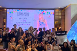 GenZ thích thú "đu" concert thần tượng qua màn ảnh rộng