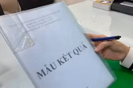Chồng xét nghiệm ADN cả ba đứa con khi biết vợ ngoại tình