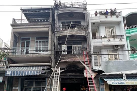 Hàng xóm kể giây phút bất lực nhìn 4 người mắc kẹt trong đám cháy 