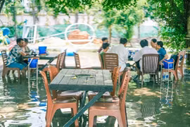 Độc lạ quán ăn ở TPHCM khách phải xắn quần... lội nước