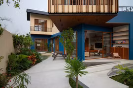 Biệt thự 2 tầng có mái hiên vươn xa đón nắng sớm