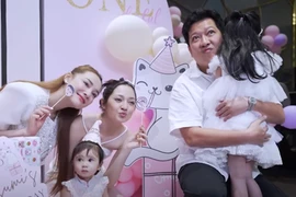 Gia đình Nhã Phương dự sinh nhật con gái của Bảo Anh