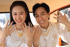 Anh Đức và vợ kém 12 tuổi đeo đầy vàng trong lễ ăn hỏi