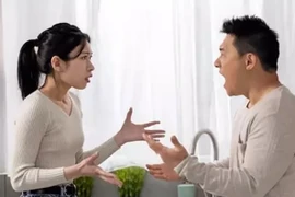 Vợ đòi tôi nộp hết lương, nếu không sẽ ly hôn