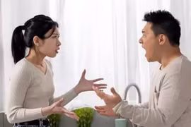 Vợ đòi tôi nộp hết lương, nếu không sẽ ly hôn