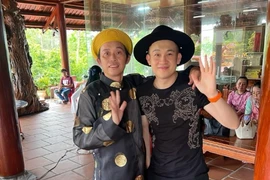 Hoài Linh khiến bầu sô khổ vì đi đâu cũng mang theo một thứ