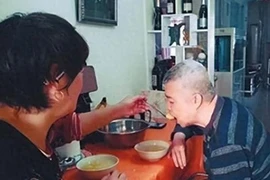 Ly hôn 20 năm, biết chồng cũ bị liệt, vợ quay về chăm sóc