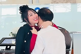 Phi Thanh Vân khoe ảnh tình tứ bên bạn trai giấu mặt