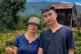 Con trai tặng mẹ nhẫn vàng, câu chuyện xúc động phía sau 