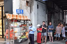 Chủ quán bánh mì tiết lộ lý do khách Tây xếp hàng chờ mua