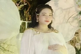 Nhật Kim Anh khoe bụng bầu vượt mặt