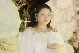 Nhật Kim Anh khoe bụng bầu vượt mặt