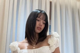 Lisa (BlackPink) diện chiếc áo bé xíu gây bão mạng