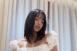 Lisa (BlackPink) diện chiếc áo bé xíu gây bão mạng