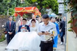 Vượt qua rào cản lấy anh hàng xóm, cô gái nhận kết ngọt