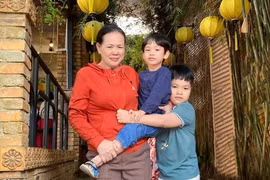 Bà nội đi 1.200km về nhà thông gia đón cháu