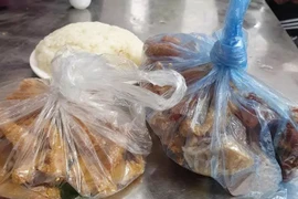 Mẹ lấy giò ở đám cưới phố, bố mắng: "Không biết giữ thể diện"