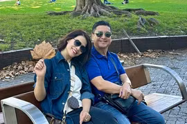 Nghệ sĩ Chí Trung du lịch Úc cùng bạn gái kém 18 tuổi