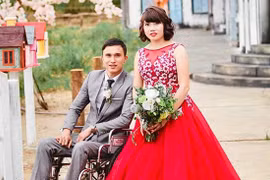 Cô gái Phú Thọ cưới chồng liệt 2 chân, hôn nhân hạnh phúc