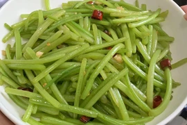 Đừng chỉ ăn lá, cọng của loại rau này đại bổ, giúp nhuận tràng