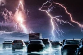 Khi trời sấm sét ngồi trong ô tô có an toàn?