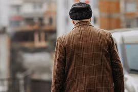 Ông nội đến thăm cháu, khóc trước hành động của con dâu cũ