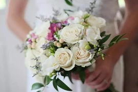 Cô dâu bàng hoàng vì món quà từ 2 vị khách không mời 