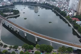 Cận cảnh hồ Hoàng Cầu tuyến phố ẩm thực trình diễn sân khấu đêm