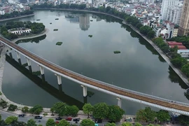 Cận cảnh hồ Hoàng Cầu tuyến phố ẩm thực trình diễn sân khấu đêm