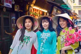 Các cô gái trẻ "bắt trend" chụp ảnh áo dài đón Tết