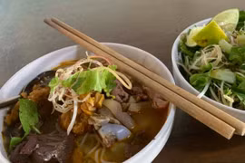 Quán bún bò tuổi đời 70 năm, ngày bán 300 bát, 9h đã hết