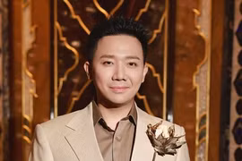 Trấn Thành lại vướng tranh cãi "cần riêng tư" khi đi ăn nhà hàng