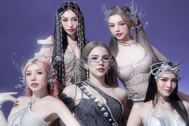 Đọ vẻ gợi cảm của Lan Ngọc và 4 thành viên nhóm Lunas