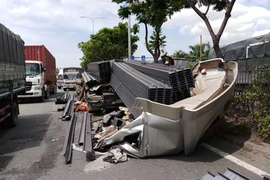 Hiện trường kinh hoàng sắt đâm nát cabin xe tải, hất tài xế xuống đường ​