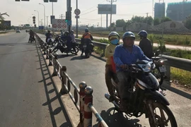 Xe máy nháo nhào ngược chiều vì gặp cảnh “bất thường” trên cao tốc