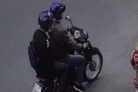 Nổ xe máy ở trụ sở công an phường: Camera tóm 2 nghi phạm