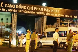 Ảnh: Người dân xếp hàng dài tiễn linh cữu nguyên Thủ tướng Phan Văn Khải