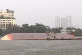 Đang tìm người nghi mất tích sau vụ lật sà lan sông Sài Gòn