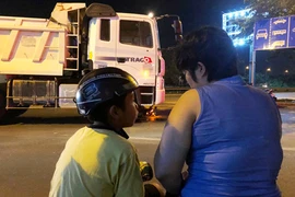 Lạnh người cảnh bé trai gọi “mẹ ơi” từ dưới gầm xe 15 tấn