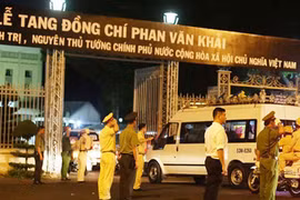 Ảnh: Người dân xếp hàng dài tiễn linh cữu nguyên Thủ tướng Phan Văn Khải