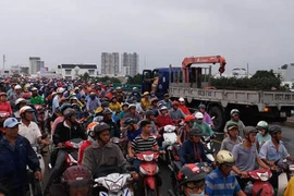 Ảnh: Kẹt xe nghiêm trọng ở TP HCM vì...người hiếu kỳ xem TNGT