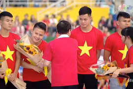 Giao lưu tại TP.HCM: “Mưa” tiền thưởng cho U23 Việt Nam 