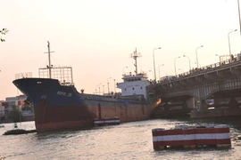 Tàu, sà lan liên tục va chạm cầu huyết mạch từ các tỉnh vào TPHCM