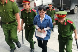 Lừa đảo hơn 1.000 tỷ, Huỳnh Thị Huyền Như vẫn cười tươi khi tới Tòa