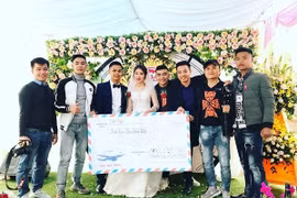 Hội bạn thân tặng chú rể Bắc Giang phong bì mừng cưới khổng lồ