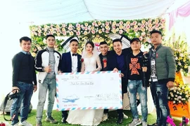 Hội bạn thân tặng chú rể Bắc Giang phong bì mừng cưới khổng lồ