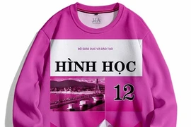 Đồng phục học sinh in hình bìa sách giáo khoa khiến teen mê mẩn